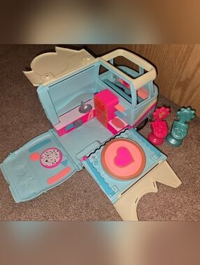 LOL Surprise Grill & Groove Camper Playset Doll Set Peace Sign Van Playset